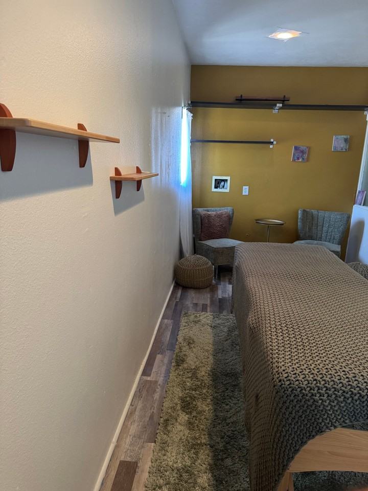 255 E St - Photo 4 of 6