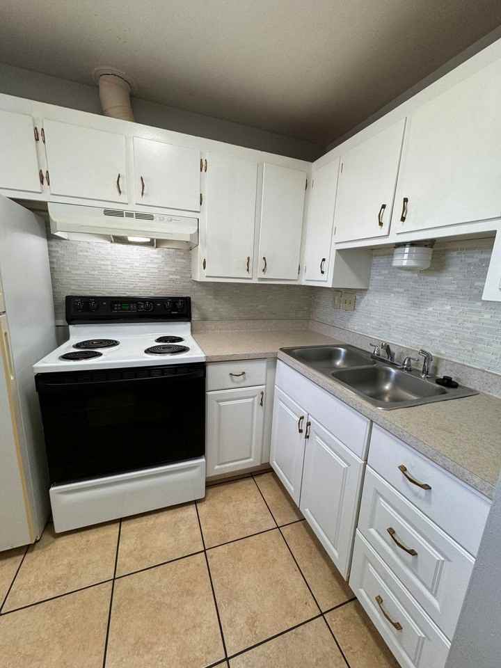 Parklane Apartments - Photo 2 of 36