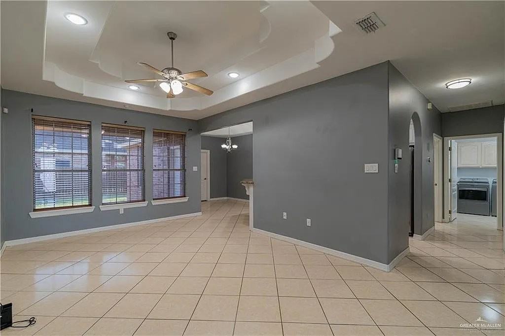 504 E Biyaneta Ave - Photo 2 of 15