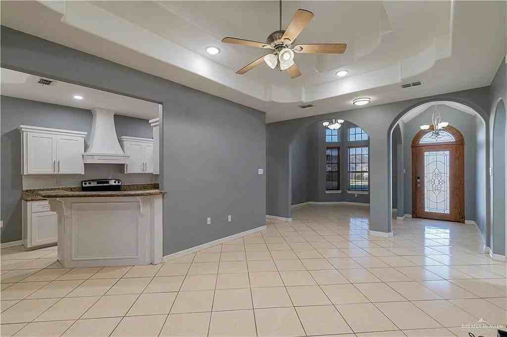 504 E Biyaneta Ave - Photo 3 of 15