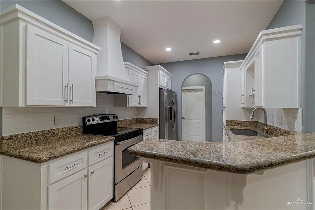 504 E Biyaneta Ave - Photo 4 of 15