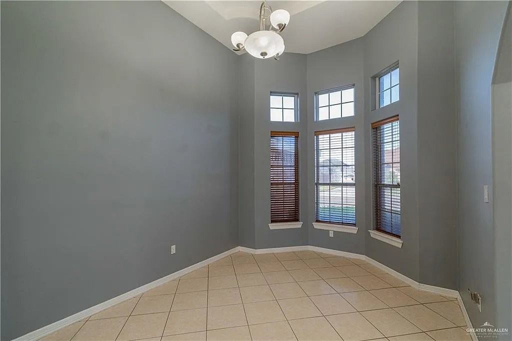 504 E Biyaneta Ave - Photo 7 of 15