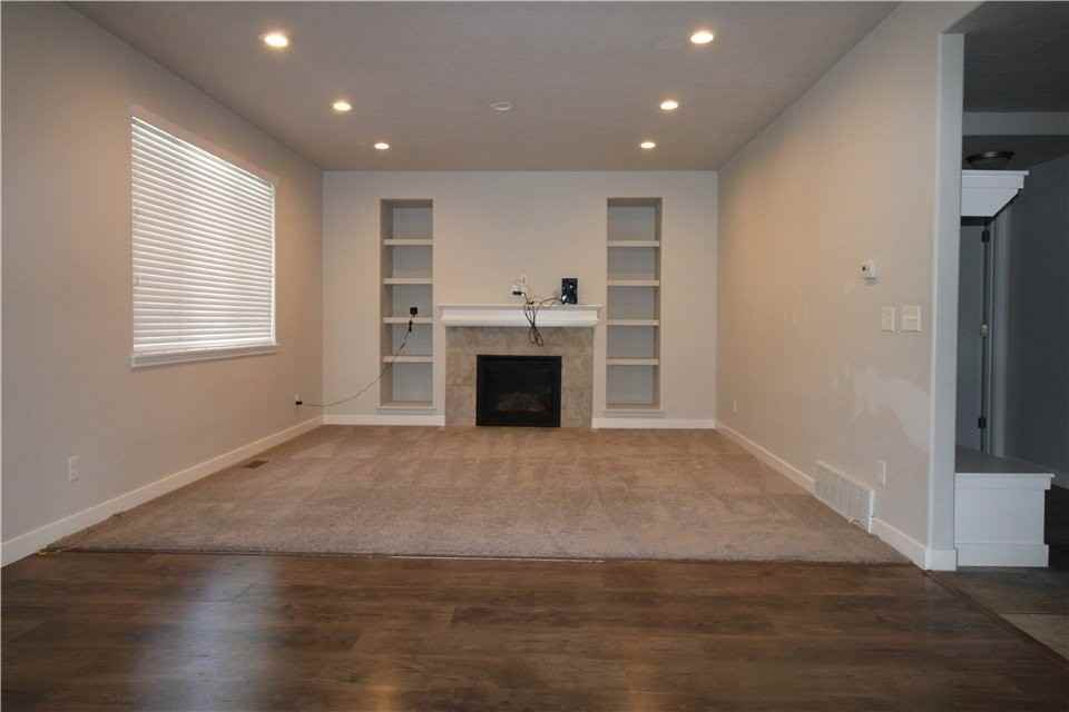 875 N Main St - Photo 3 of 8