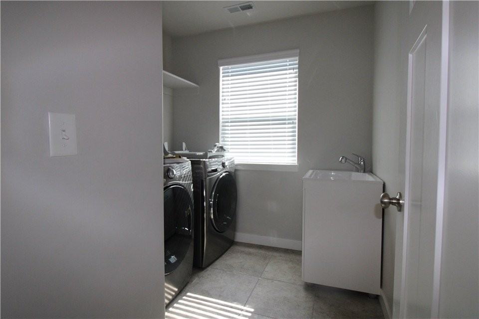 875 N Main St - Photo 4 of 8