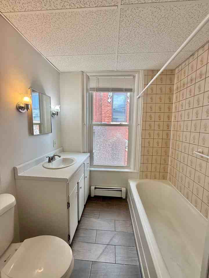137 Mohawk St #2R - Photo 7 of 9