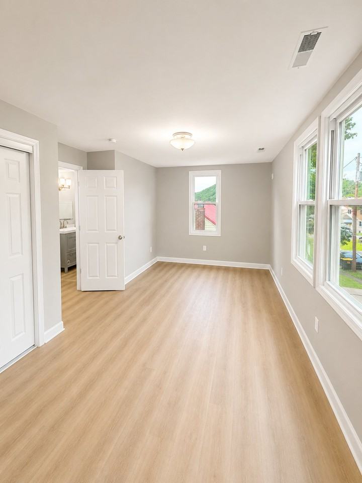745 Russell Ave - Photo 2 of 8