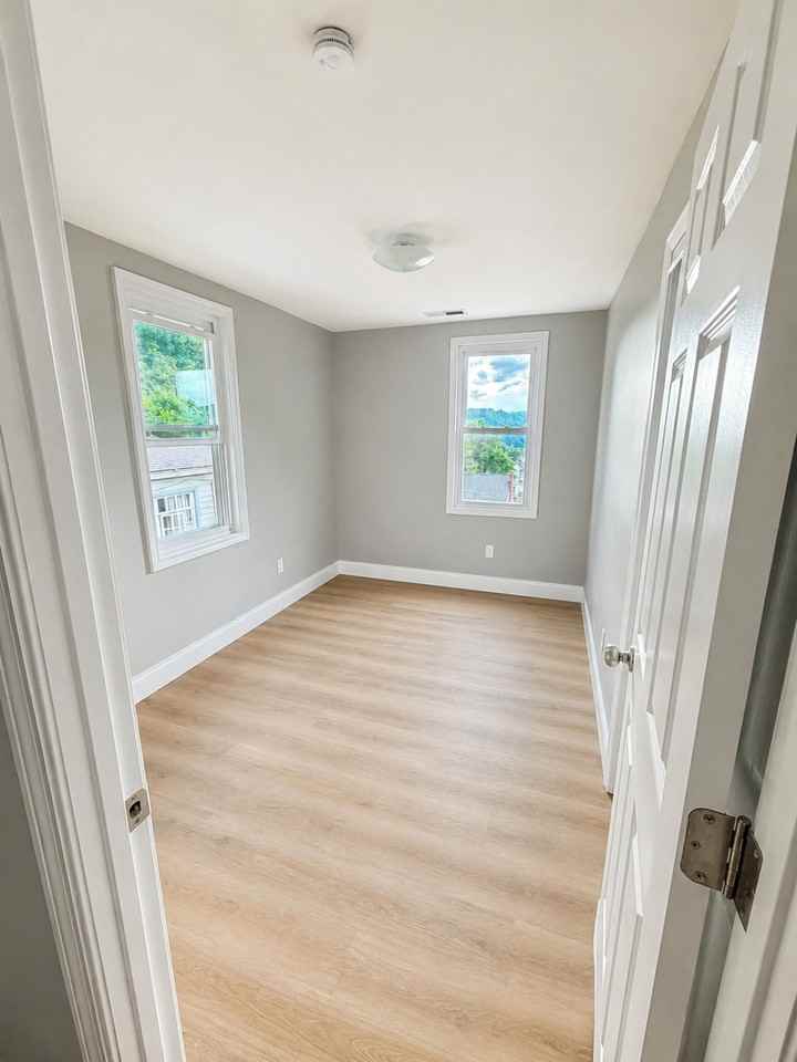 745 Russell Ave - Photo 4 of 8
