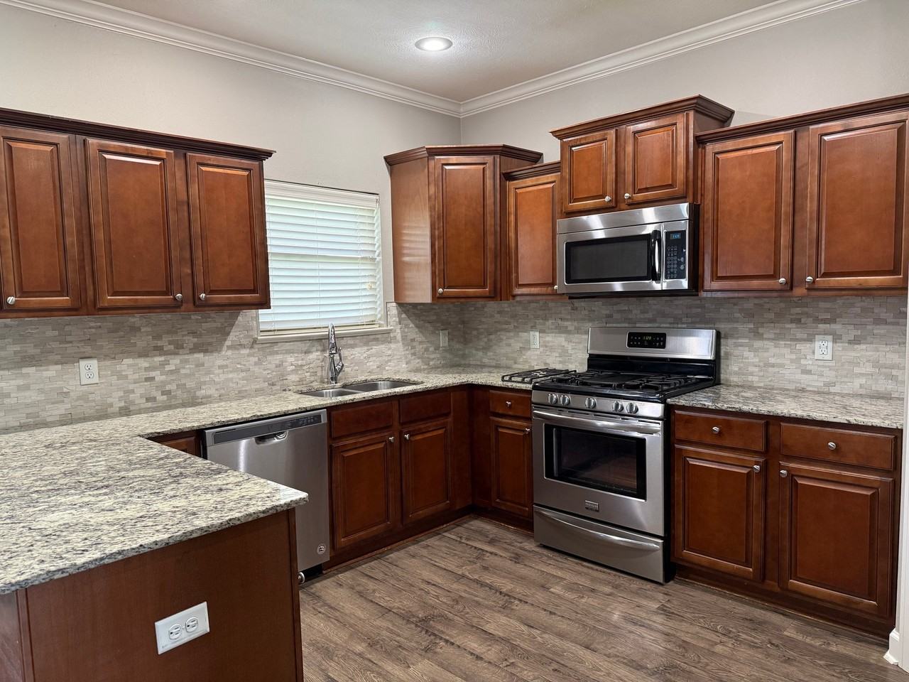 1220 Andrews Dr - Photo 4 of 18