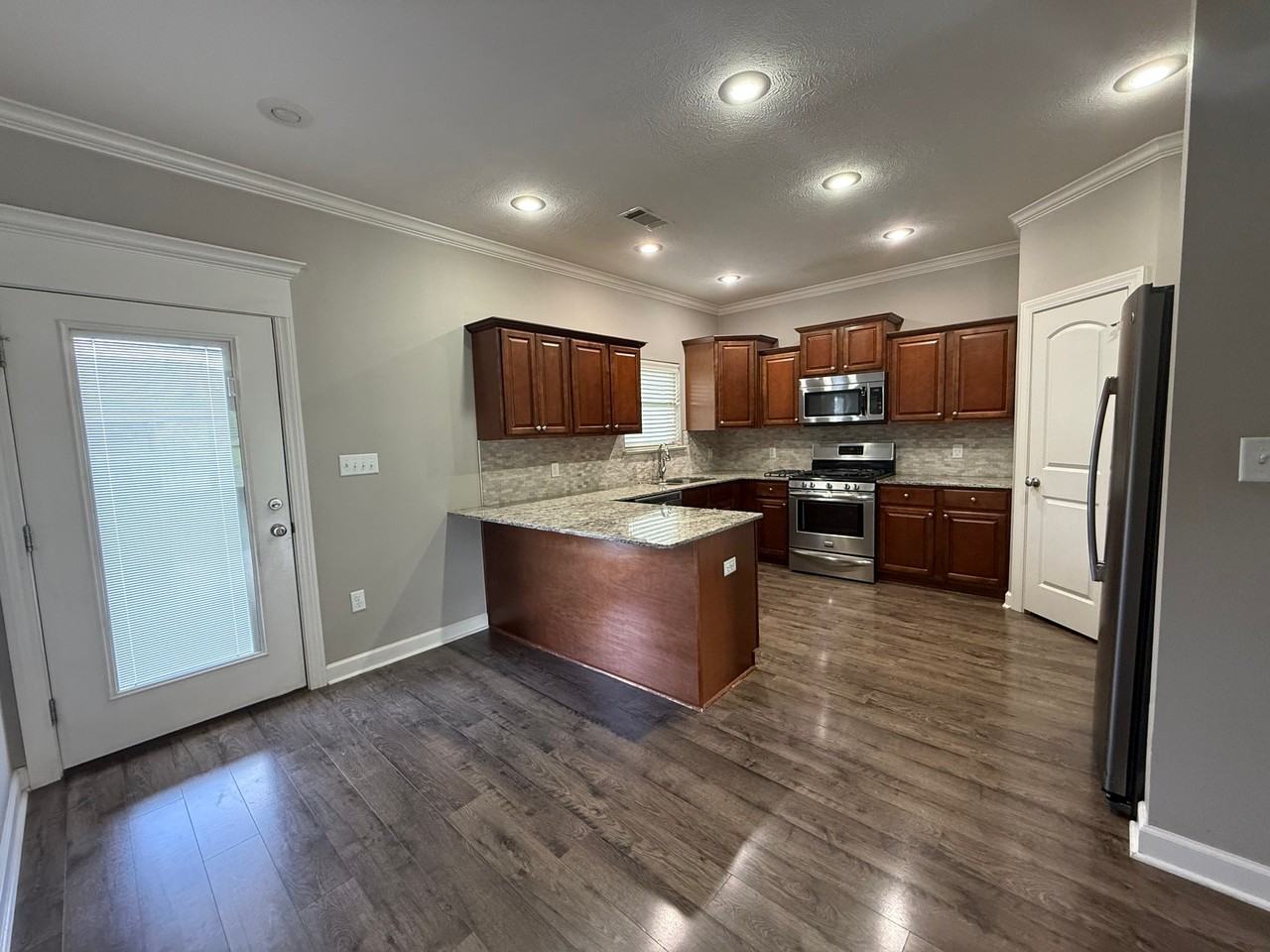 1220 Andrews Dr - Photo 5 of 18
