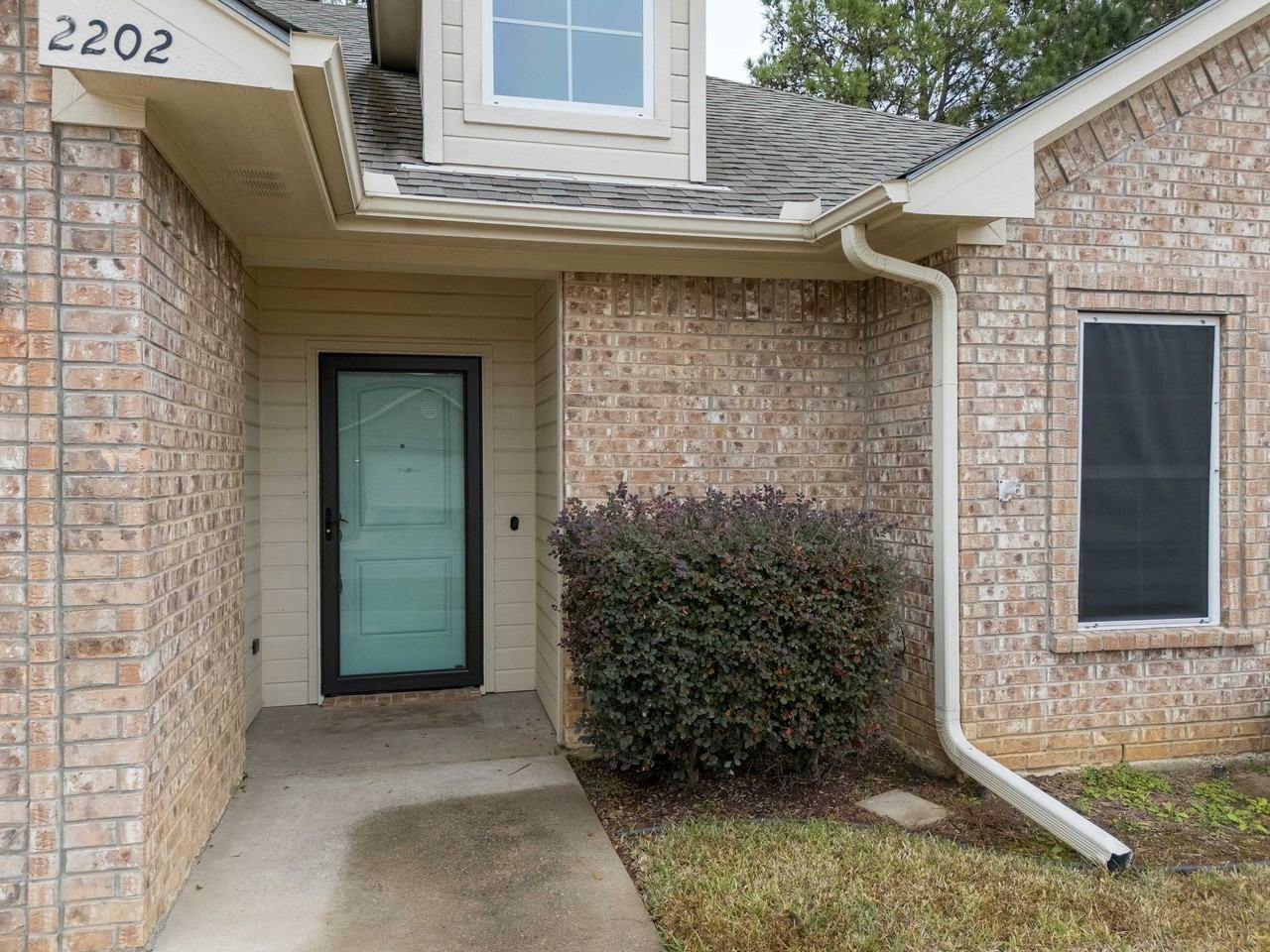 2202 Woodgrove Ln - Photo 2 of 19