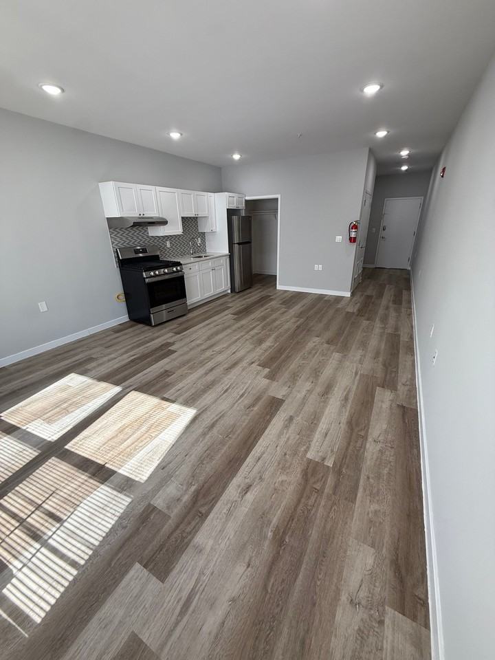 283 Fulton Pl #304 - Photo 3 of 8
