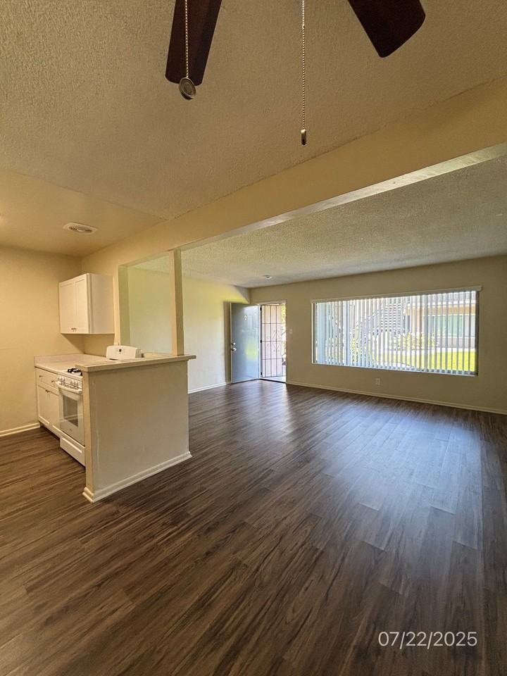 915 S Citron St #4 - Photo 3 of 6