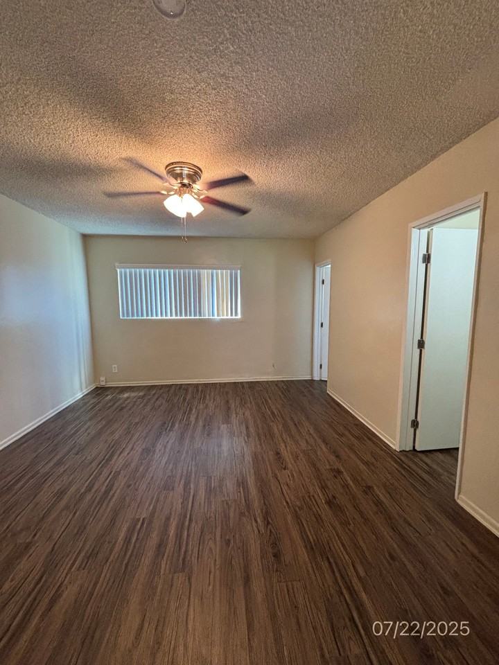 915 S Citron St #4 - Photo 4 of 6