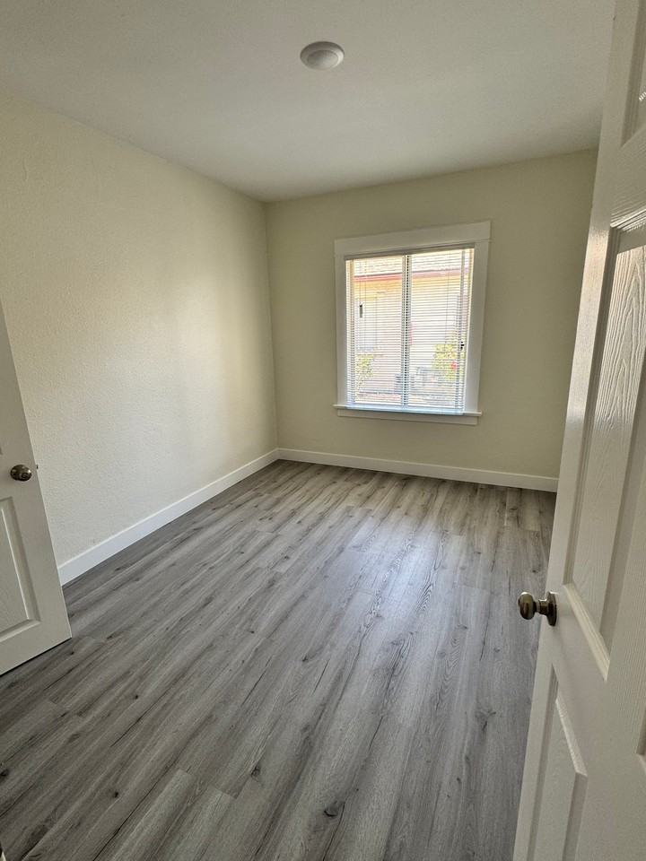 963 W 9th St #975 - Photo 5 of 9
