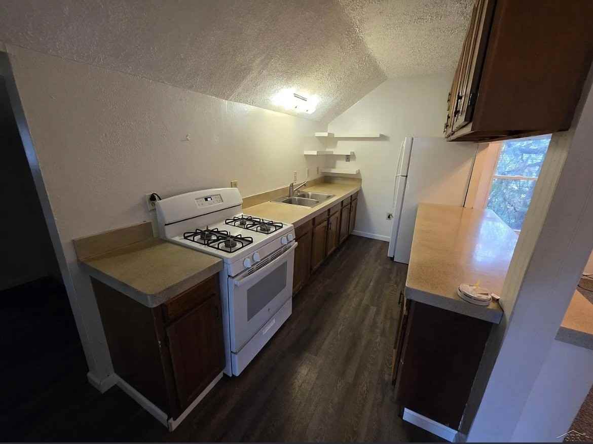 3232 Court St - Photo 6 of 7