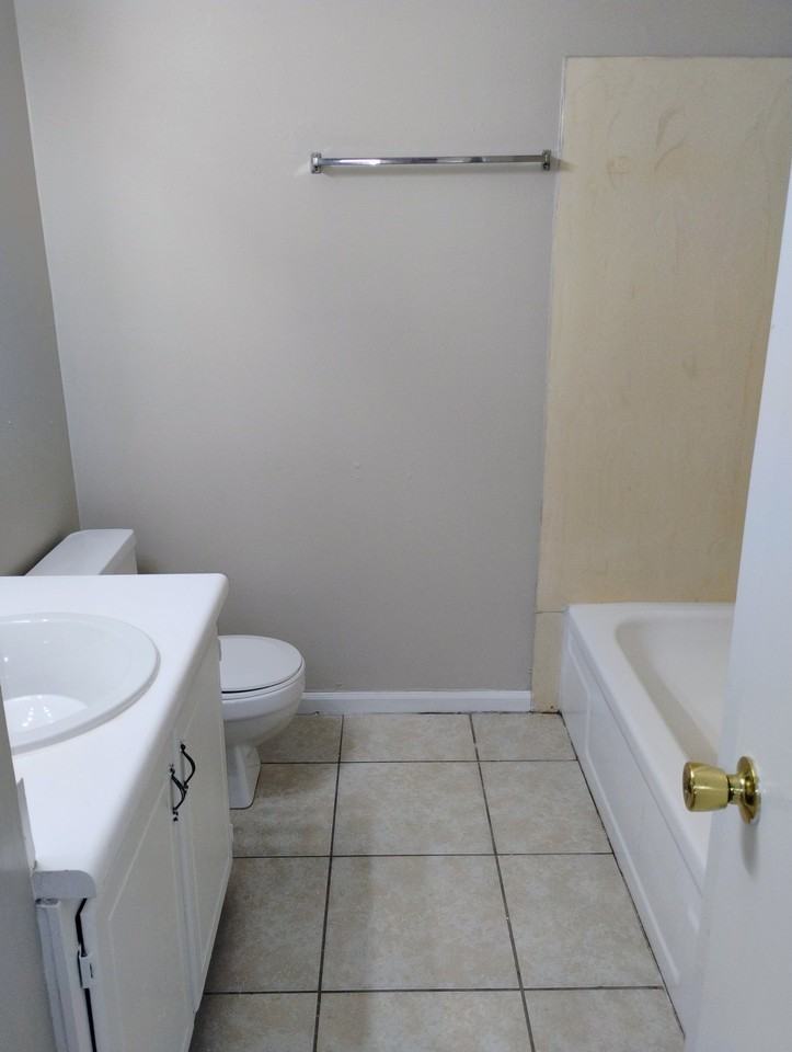1015 Shilo Ave #D - Photo 3 of 6