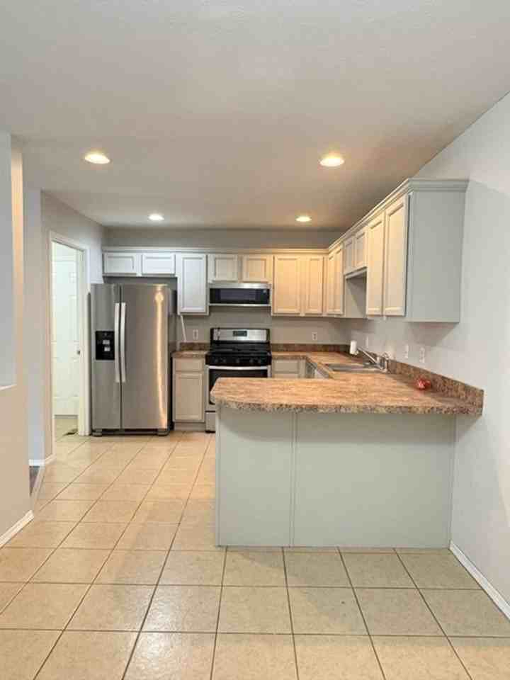 2202 W Jonquil Ln - Photo 5 of 30