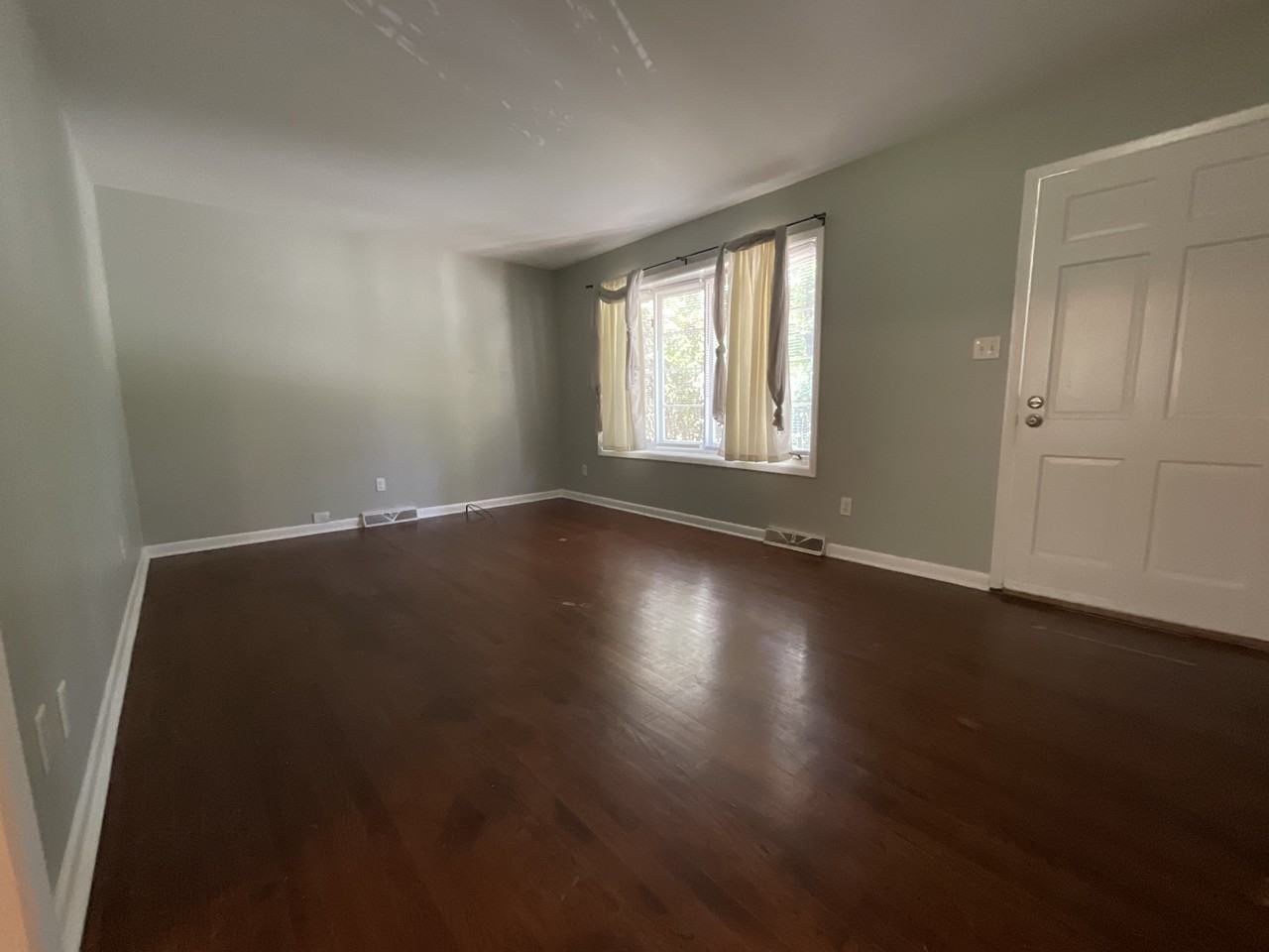 229 Foxcroft Dr - Photo 3 of 35