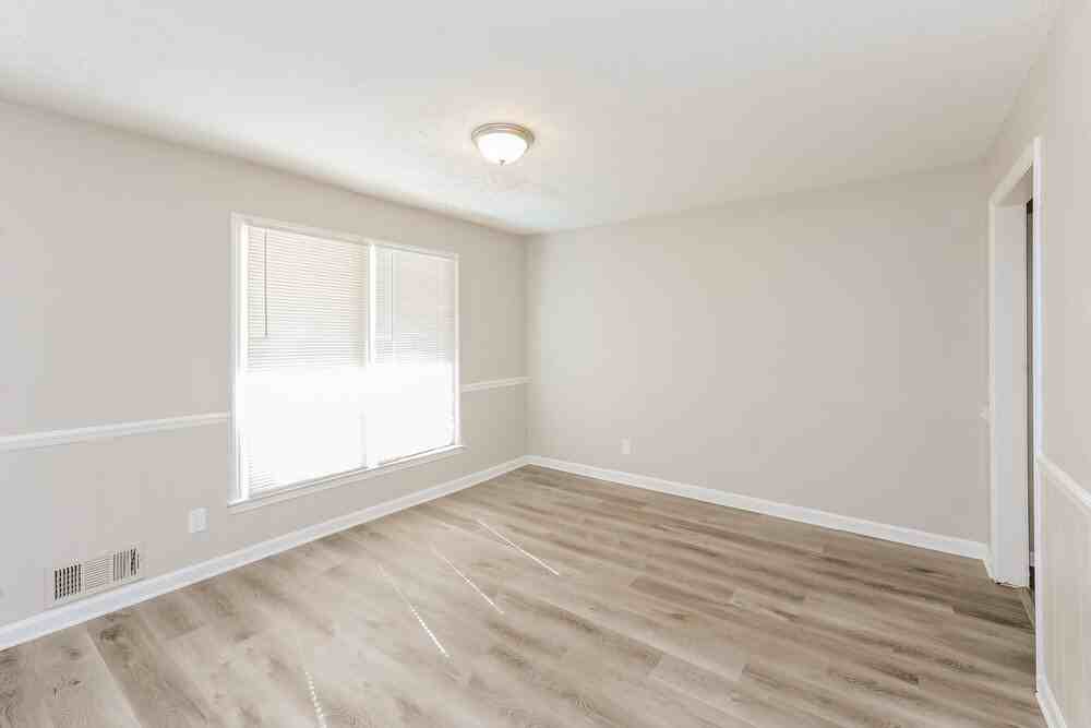 1338 W Stoneybrook Dr - Photo 3 of 16