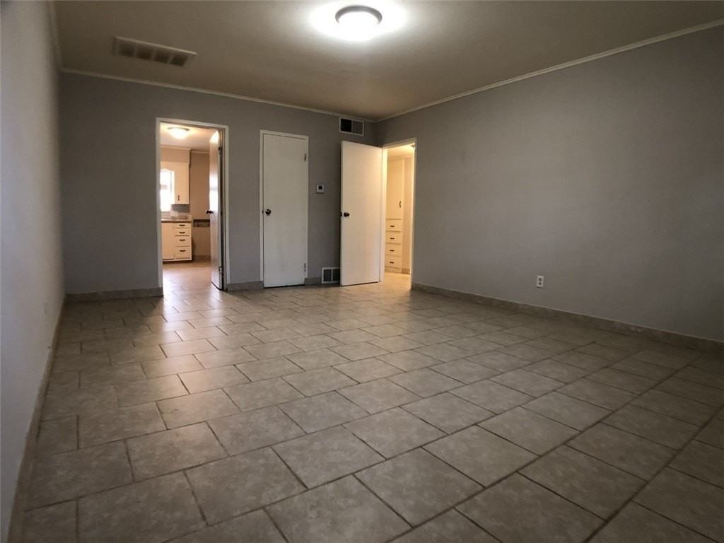 908 Young St - Photo 2 of 8