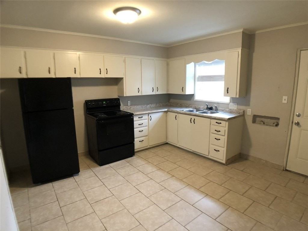 908 Young St - Photo 3 of 8