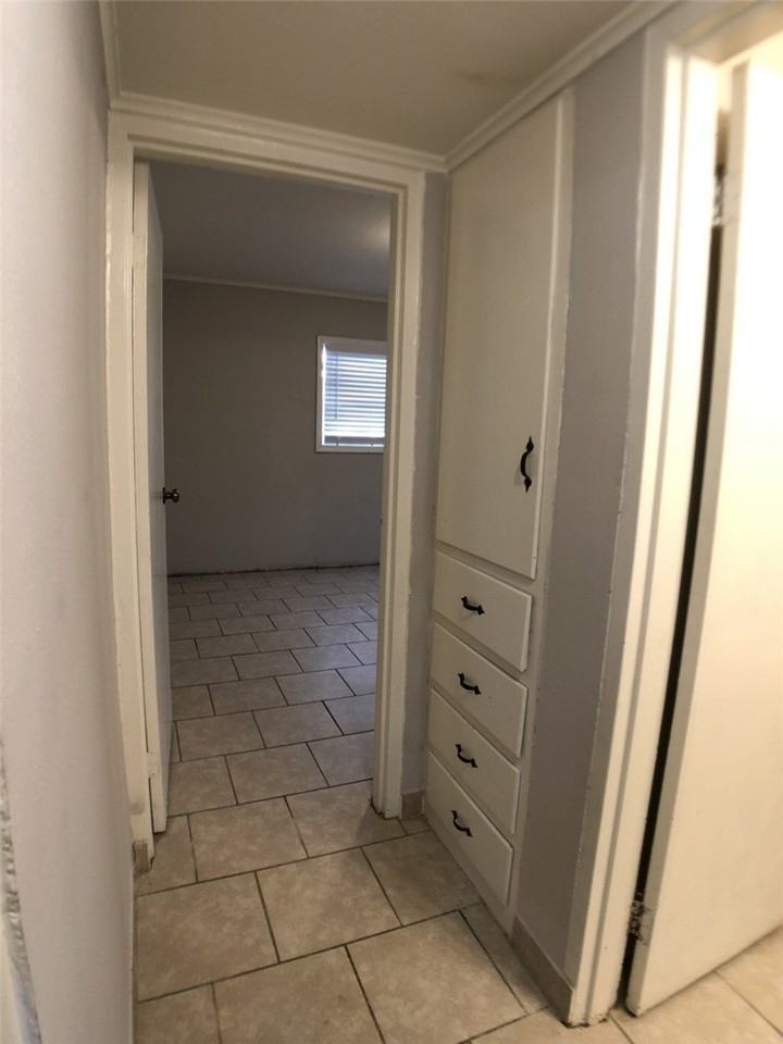 908 Young St - Photo 4 of 8