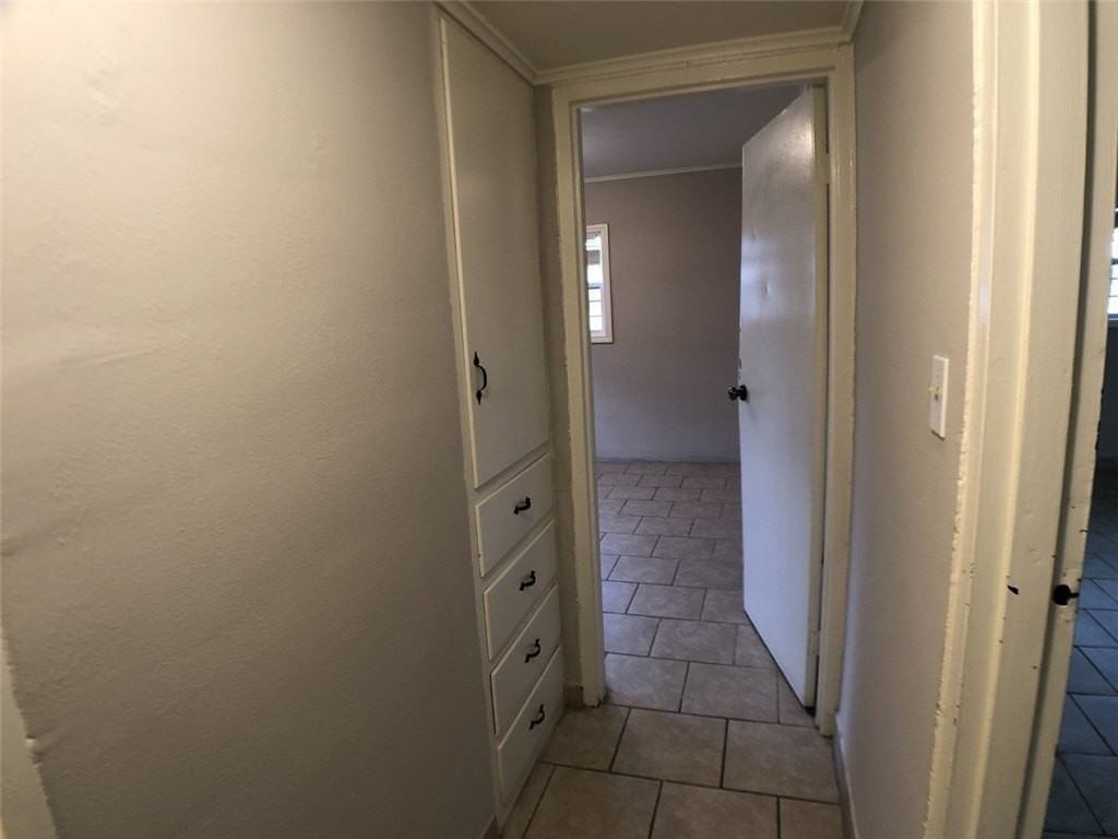 908 Young St - Photo 5 of 8