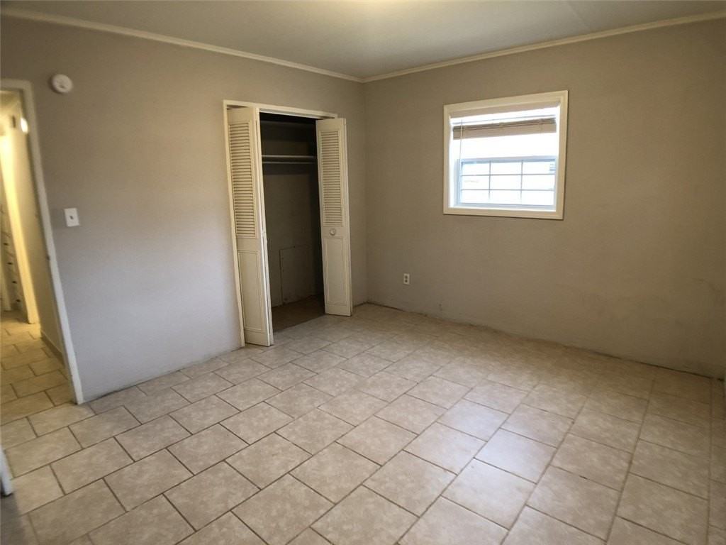 908 Young St - Photo 6 of 8