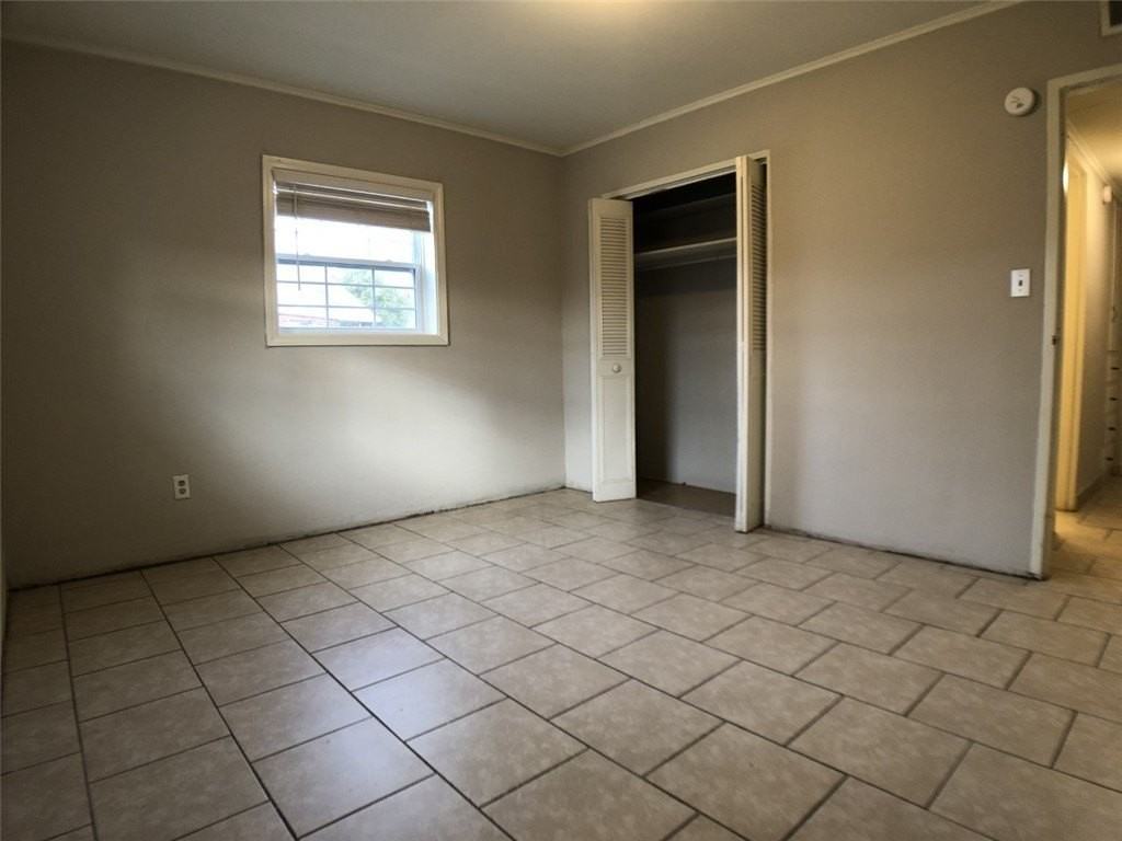 908 Young St - Photo 7 of 8