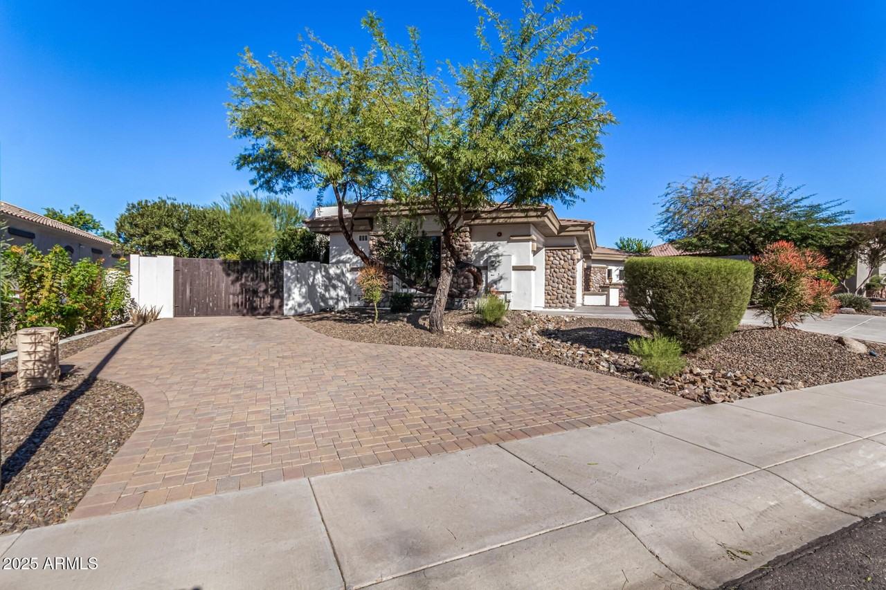 9246 W Molly Ln - Photo 5 of 50