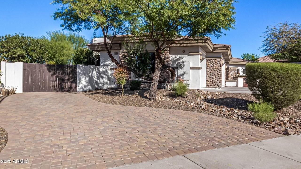 9246 W Molly Ln - Photo 6 of 50