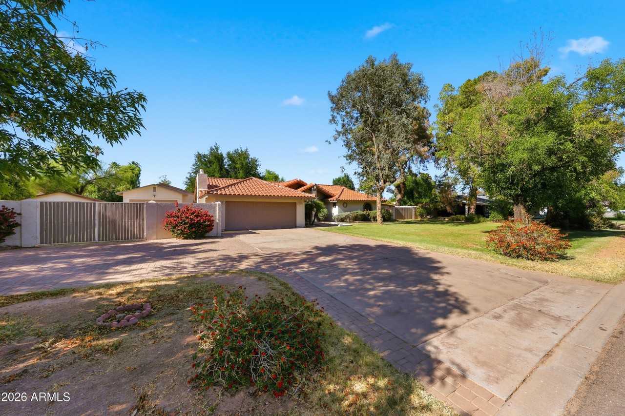 10432 W Avalon Dr - Photo 2 of 50