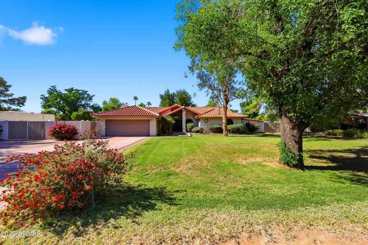 10432 W Avalon Dr - Photo 3 of 50