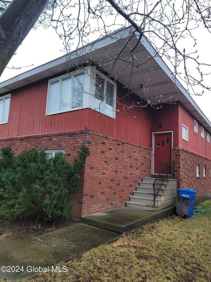 111 Terrace Ave - Photo 2 of 20