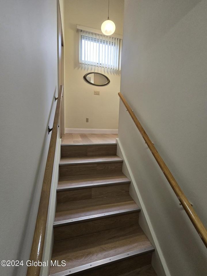 111 Terrace Ave - Photo 4 of 20