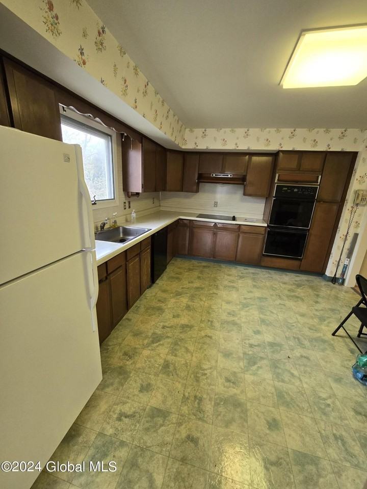 111 Terrace Ave - Photo 5 of 20
