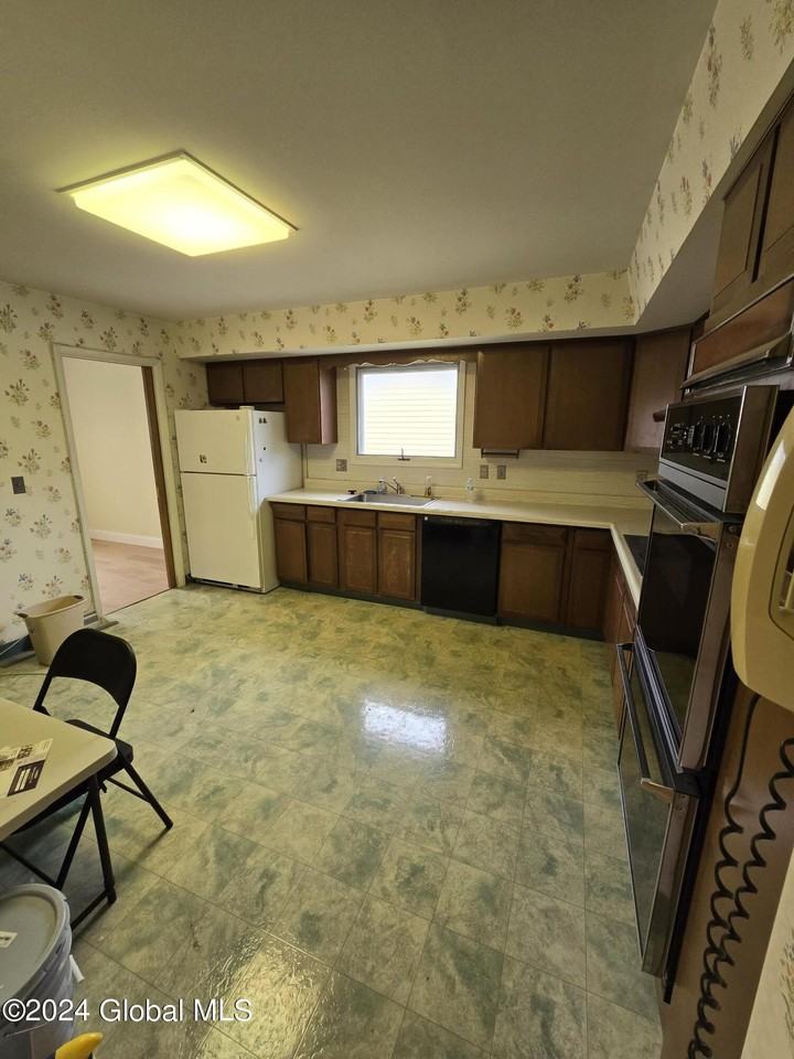 111 Terrace Ave - Photo 6 of 20