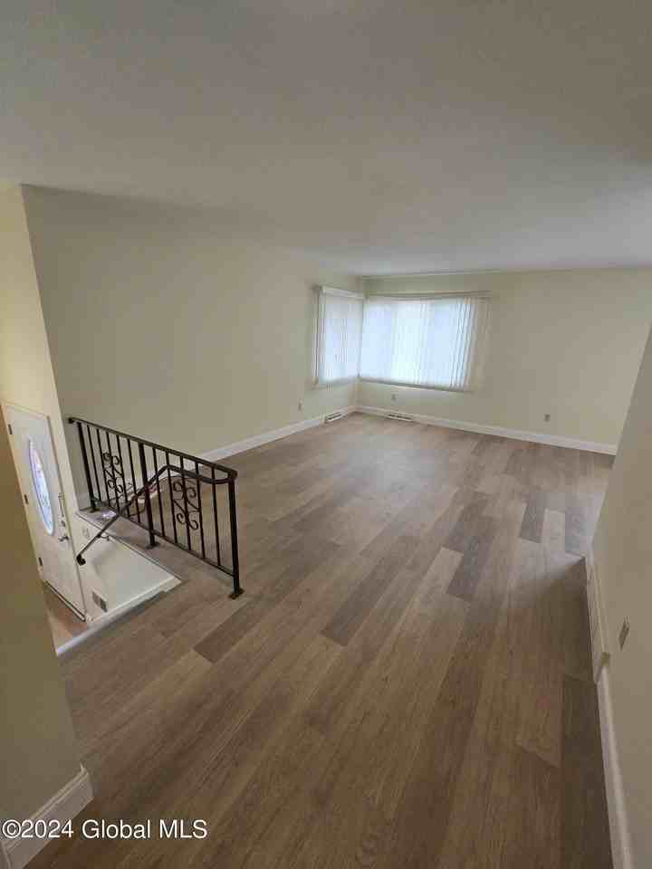 111 Terrace Ave - Photo 7 of 20