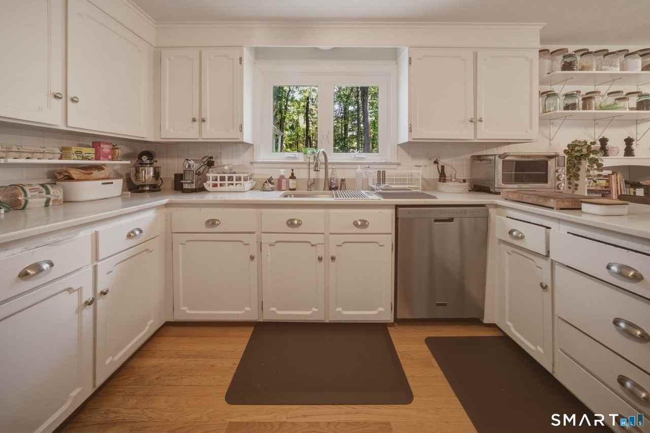 32 Fox Den Rd - Photo 2 of 29