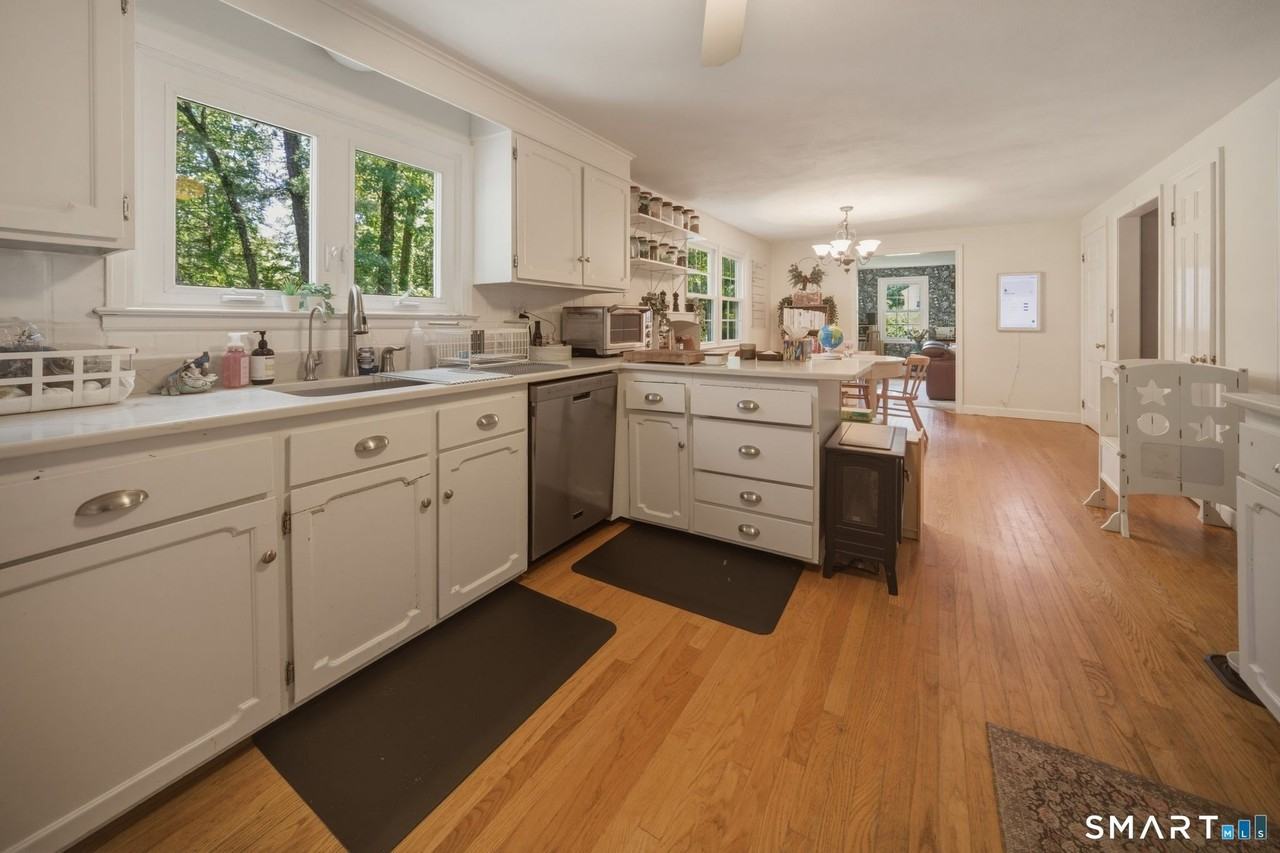 32 Fox Den Rd - Photo 3 of 29