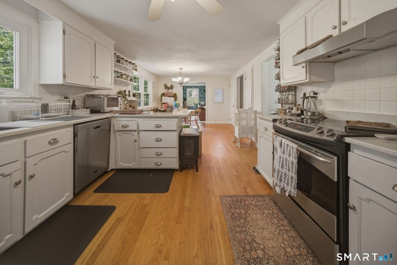 32 Fox Den Rd - Photo 4 of 29