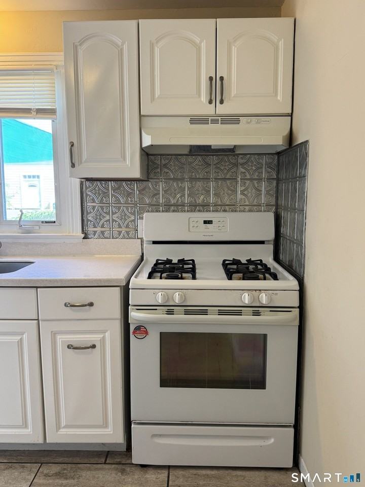 1164 Whitney Ave #J - Photo 3 of 12