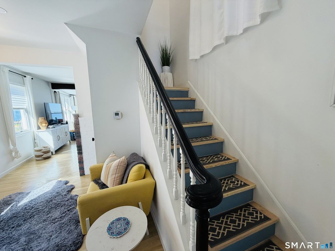 241 Townsend Ave - Photo 4 of 18