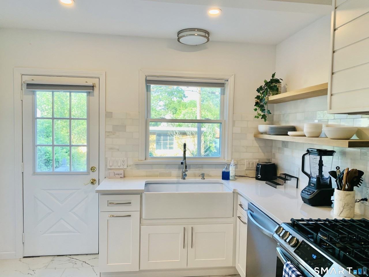 241 Townsend Ave - Photo 5 of 18