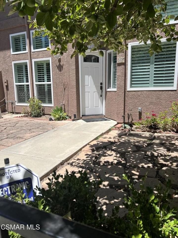255 N Skyline Dr - Photo 2 of 29