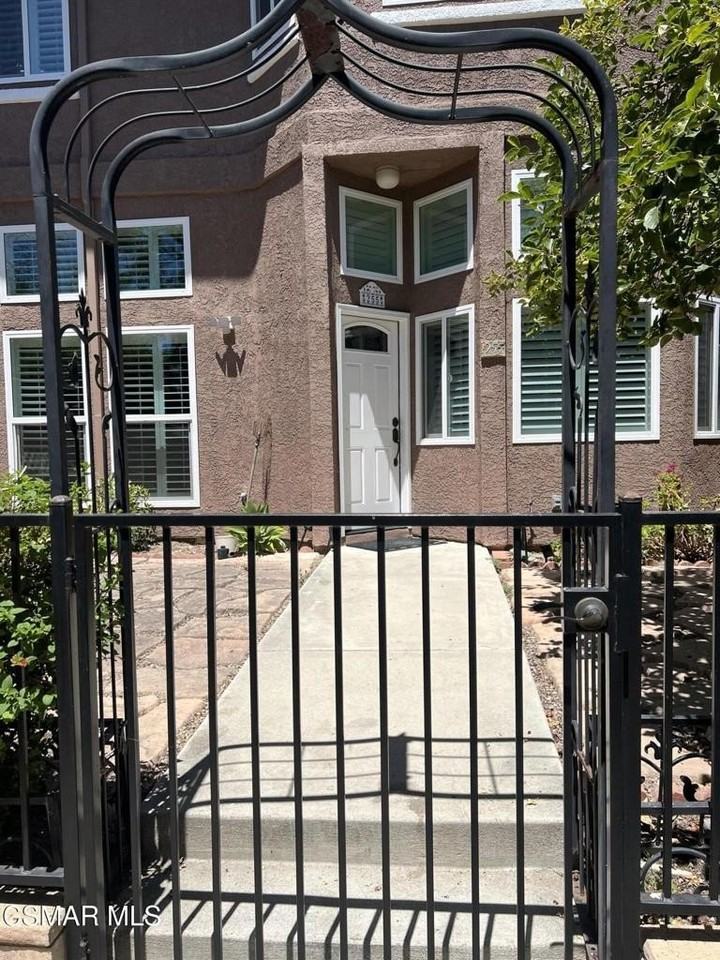 255 N Skyline Dr - Photo 3 of 29