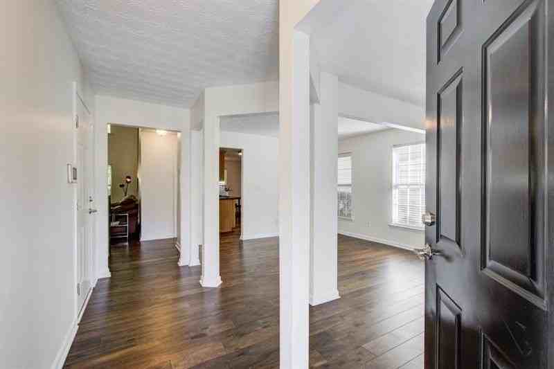 1204 Gates Cir Se - Photo 2 of 27