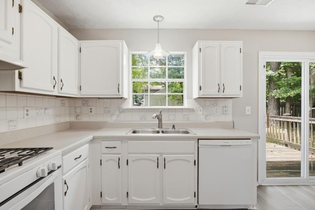 11240 Rotherick Dr - Photo 2 of 26