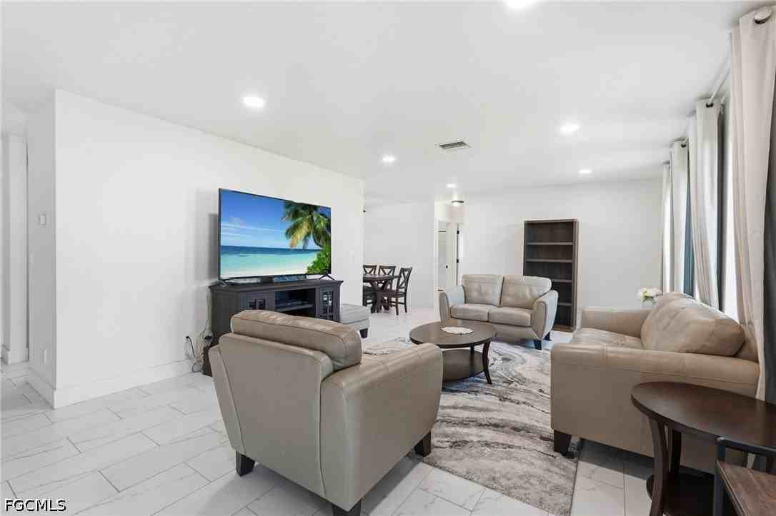 1446 Se 13th St - Photo 4 of 32