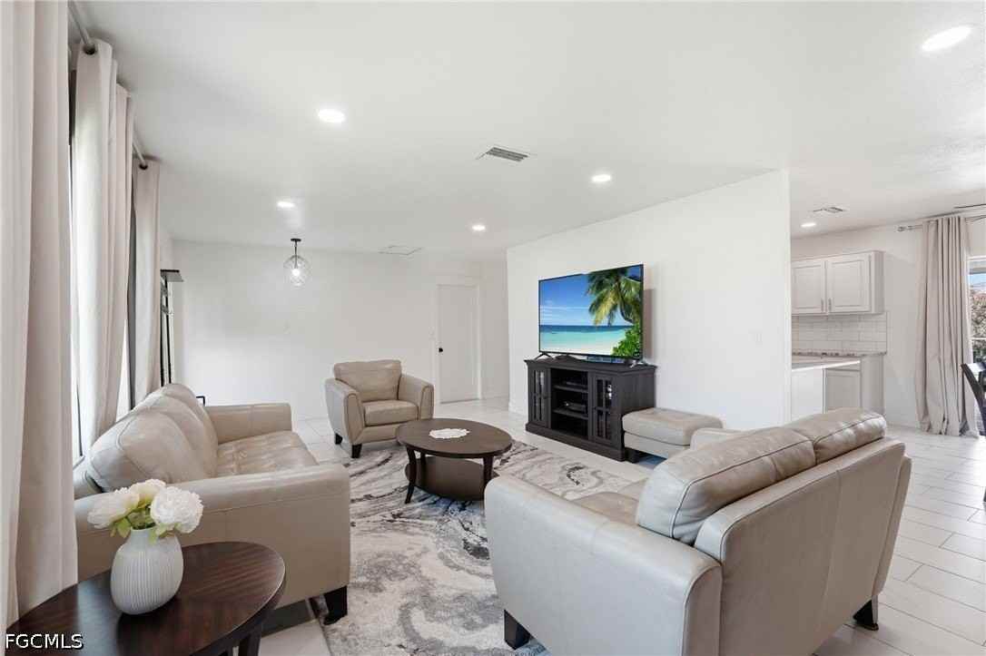 1446 Se 13th St - Photo 5 of 32